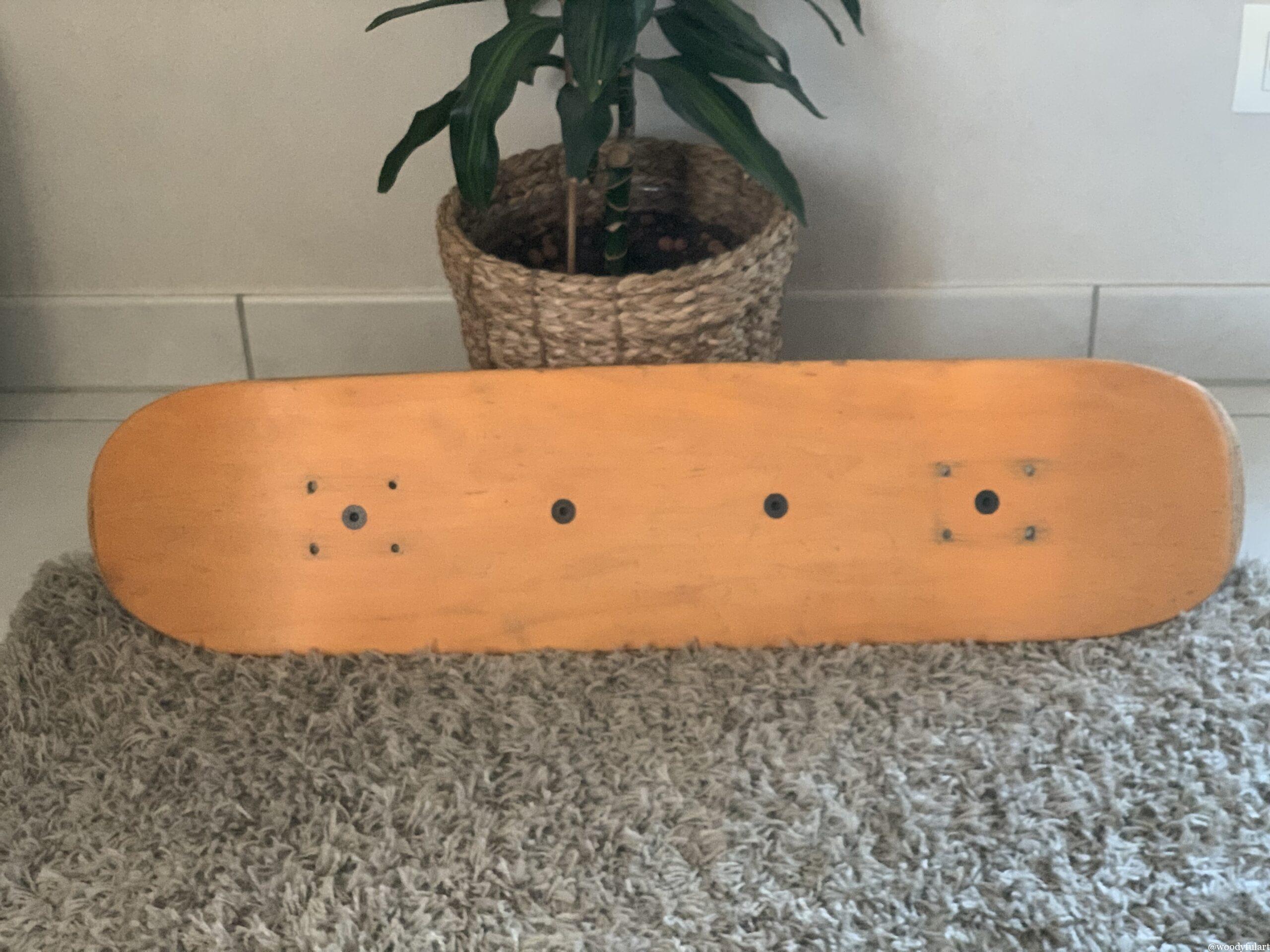 skateboard recyclé en skateboard porte manteau mural. avec stickers vans - vue de dos - recyclage woodyfulart