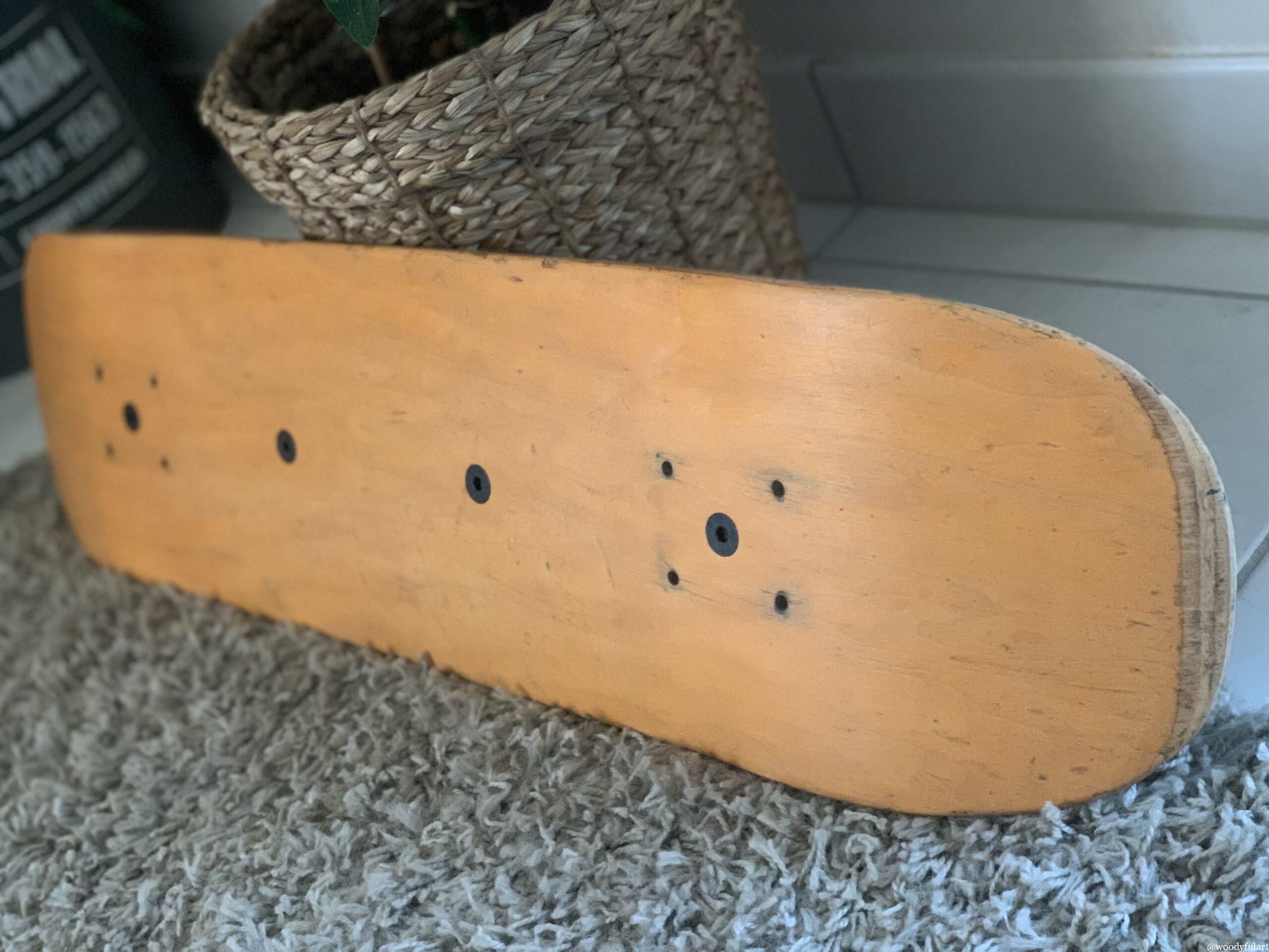 skateboard recyclé en skateboard porte manteau mural. avec stickers vans - vue de dos - recyclage woodyfulart