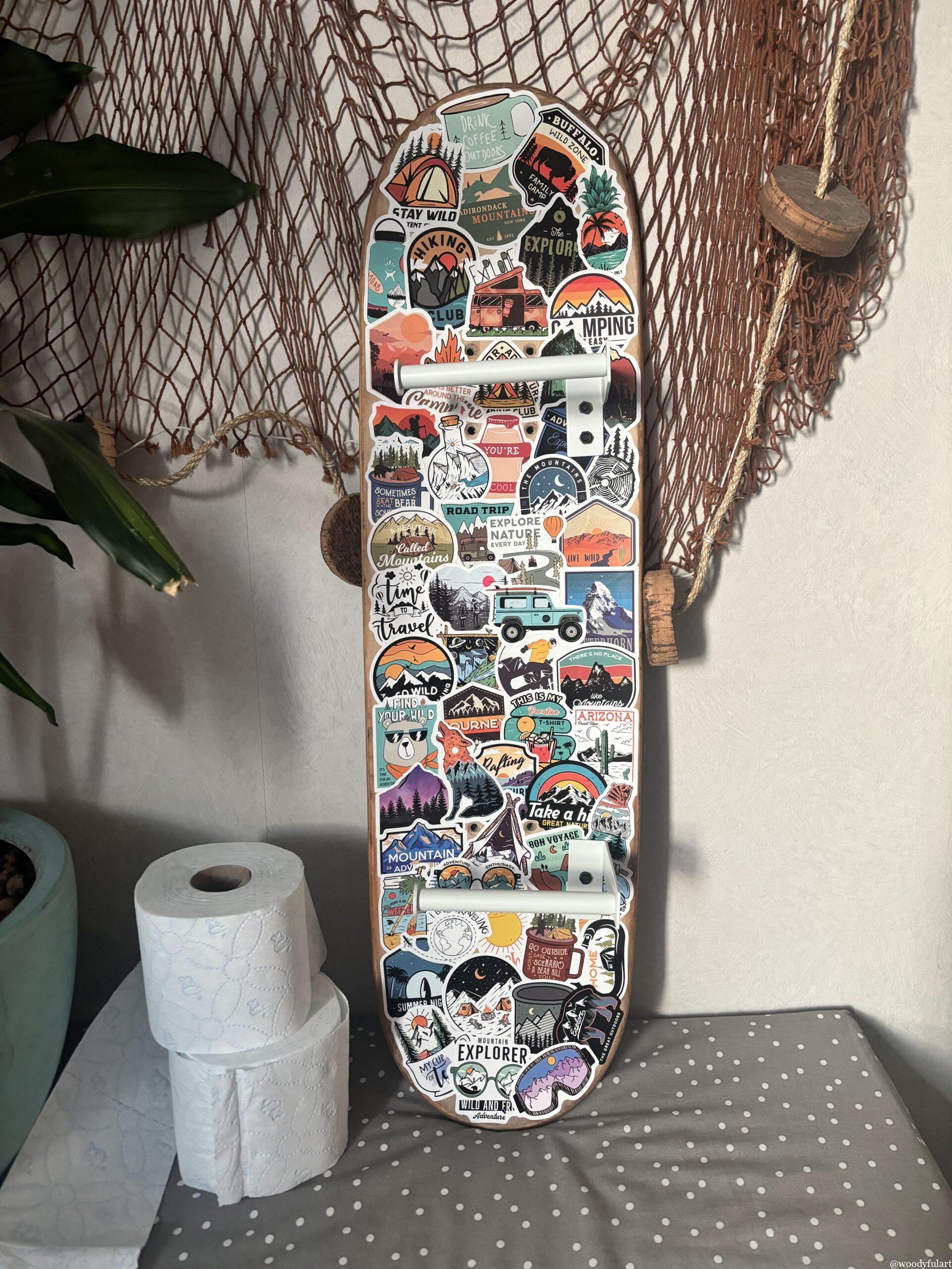 skateboard recyclé en skateboard dérouleur de papier toilette. avec stickers voyage - vue de face - recyclage woodyfulart