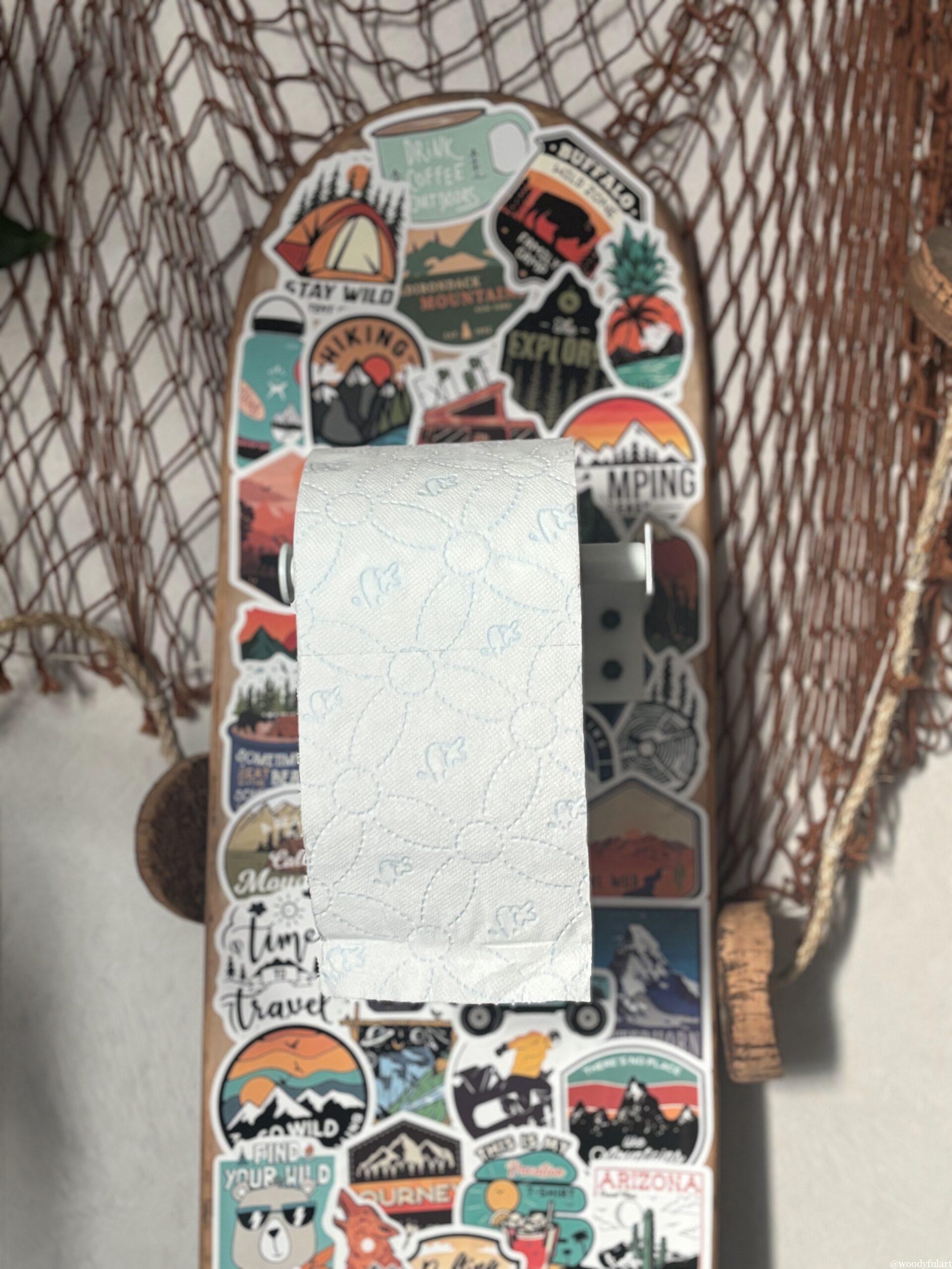 skateboard recyclé en skateboard dérouleur de papier toilette. avec stickers voyage - vue de face - recyclage woodyfulart