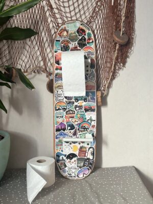 skateboard recyclé en skateboard dérouleur de papier toilette. avec stickers voyage - vue de face - recyclage woodyfulart