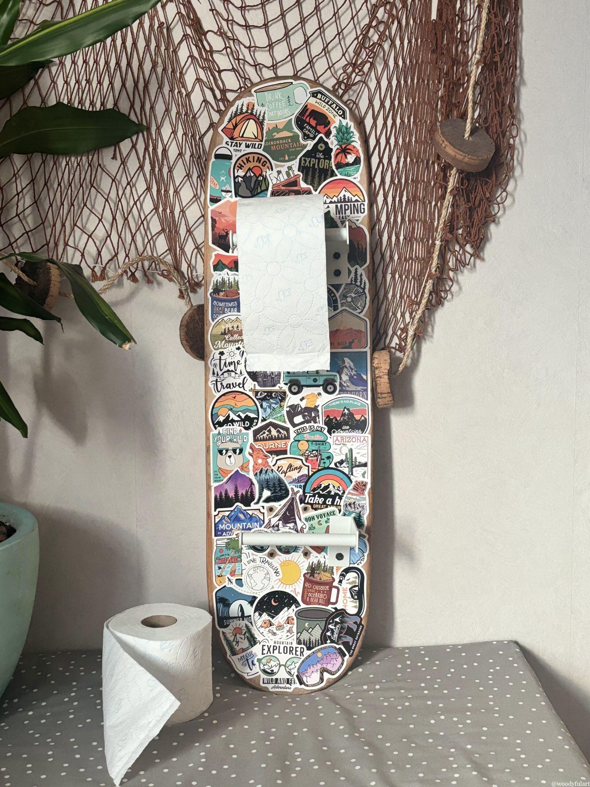 skateboard recyclé en skateboard dérouleur de papier toilette. avec stickers voyage - vue de face - recyclage woodyfulart