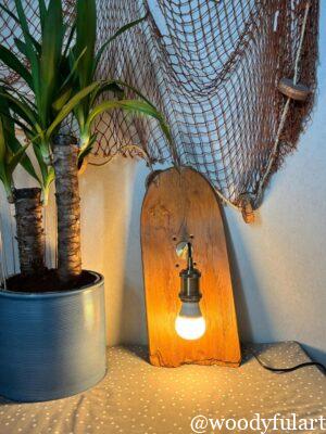 ancienne planche de skateboard recyclée luminaire mural. bois natuerel protégé avec un vernis. - recyclage skateboard - woodyfulart