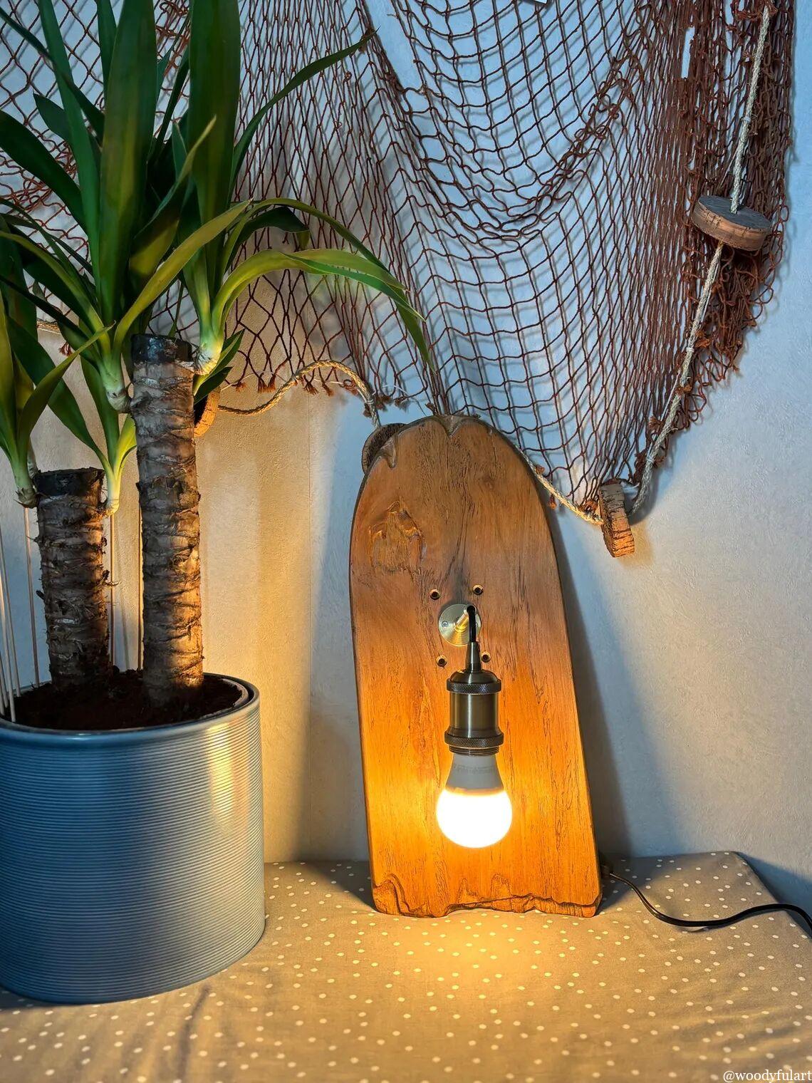 ancienne planche de skateboard recyclée luminaire mural. bois natuerel protégé avec un vernis. - recyclage skateboard - woodyfulart