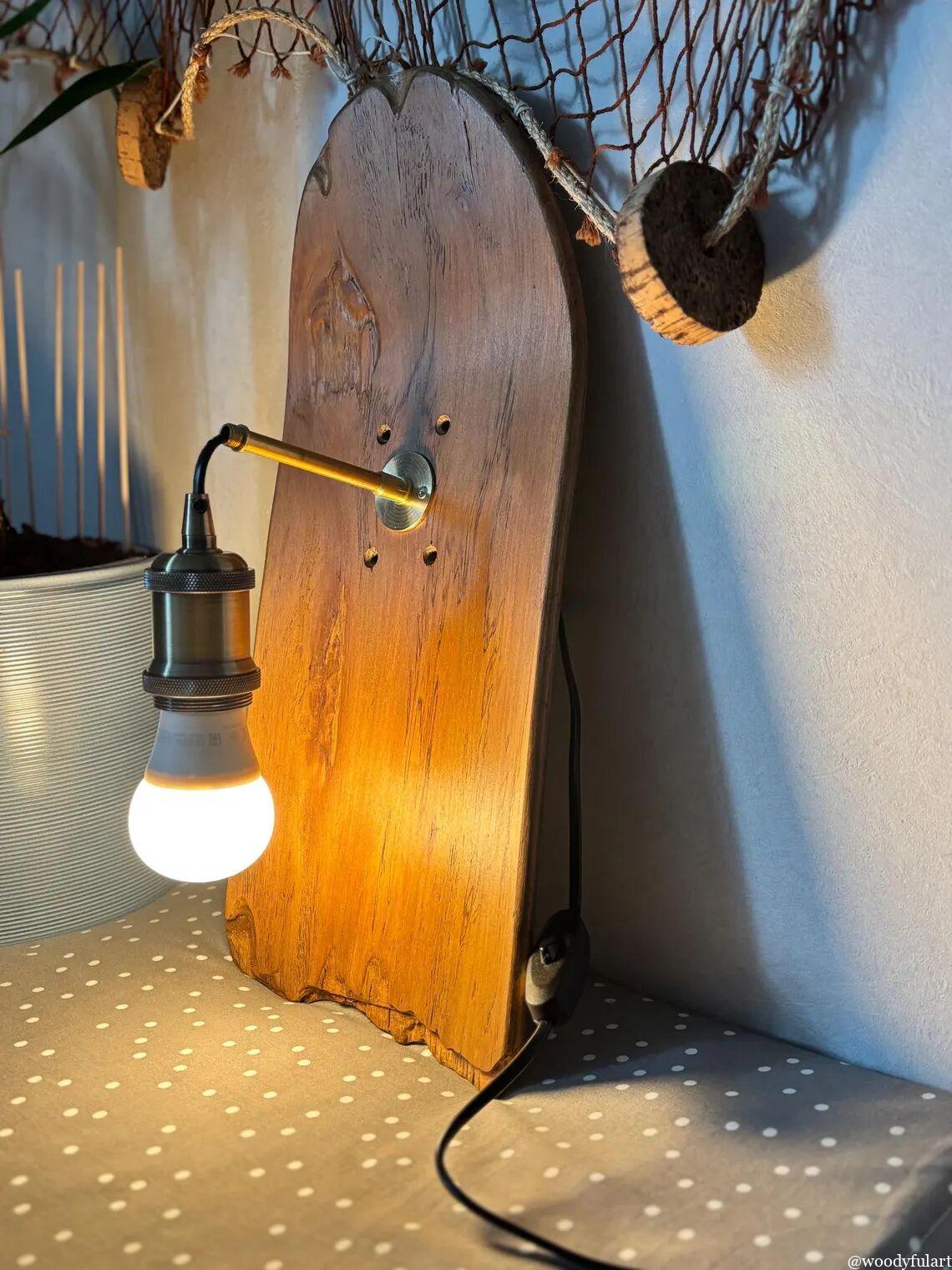 ancienne planche de skateboard recyclée luminaire mural. bois natuerel protégé avec un vernis. - recyclage skateboard - woodyfulart