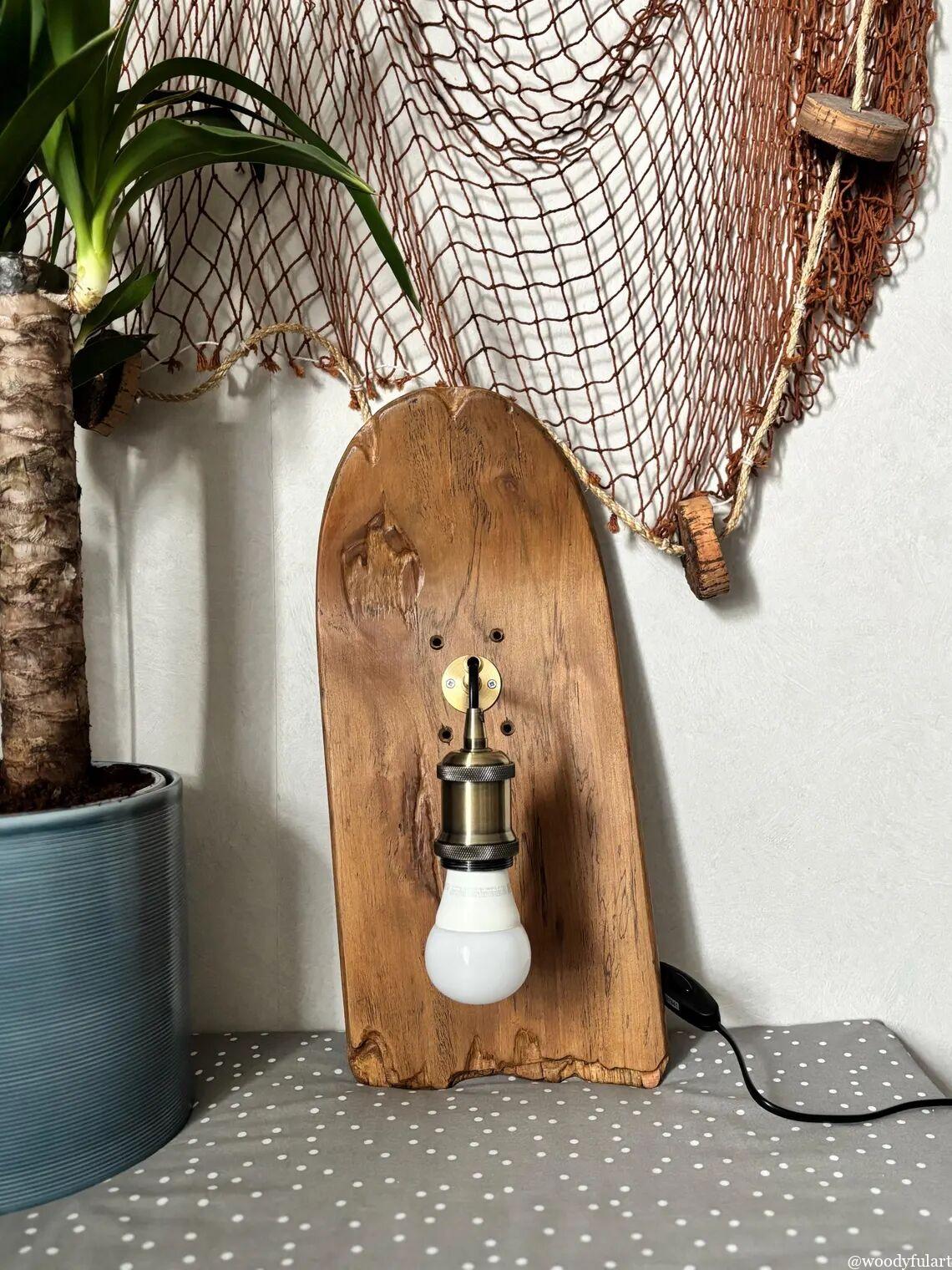 ancienne planche de skateboard recyclée luminaire mural. bois natuerel protégé avec un vernis. - recyclage skateboard - woodyfulart