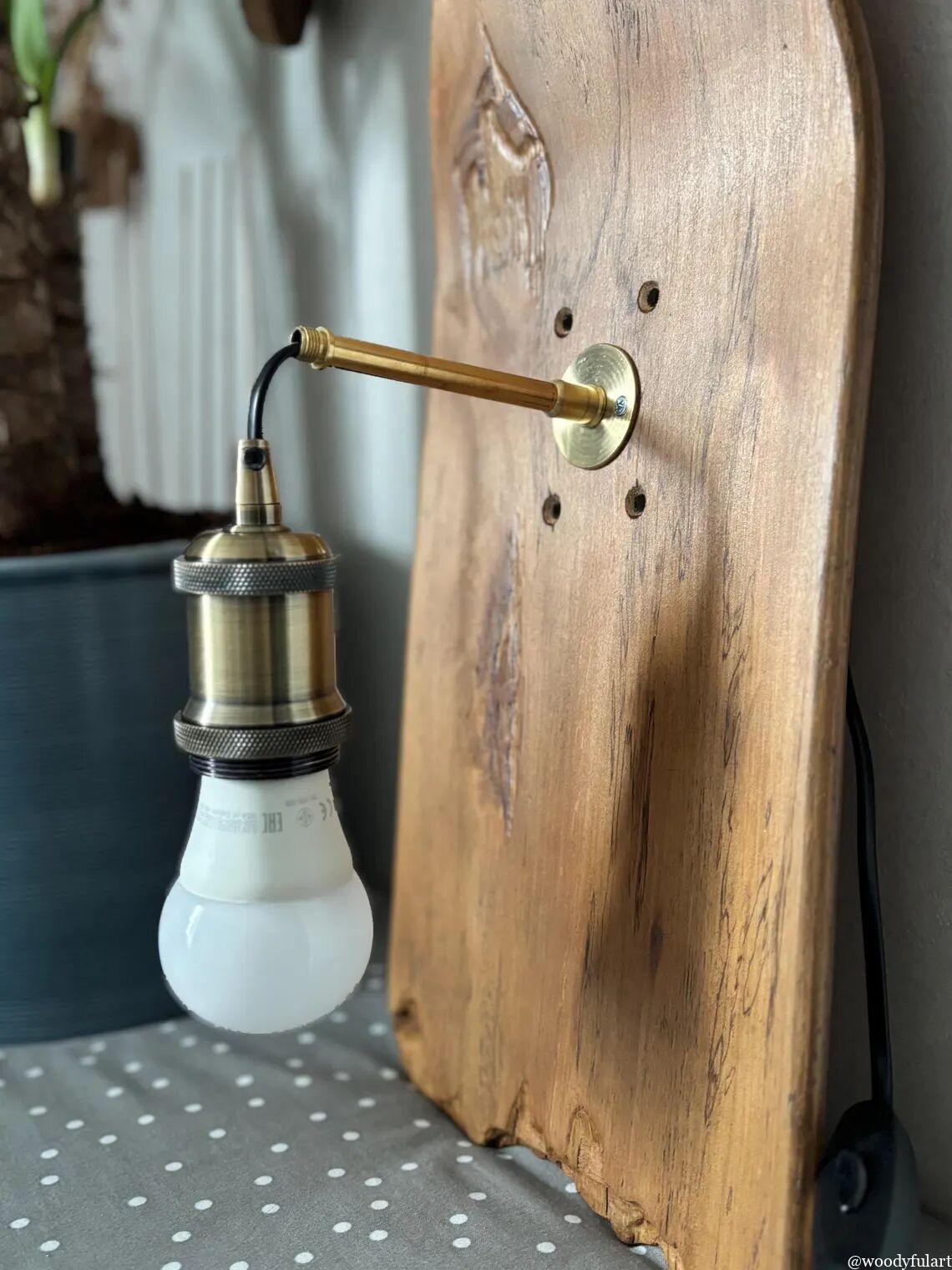 ancienne planche de skateboard recyclée luminaire mural. bois natuerel protégé avec un vernis. - recyclage skateboard - woodyfulart