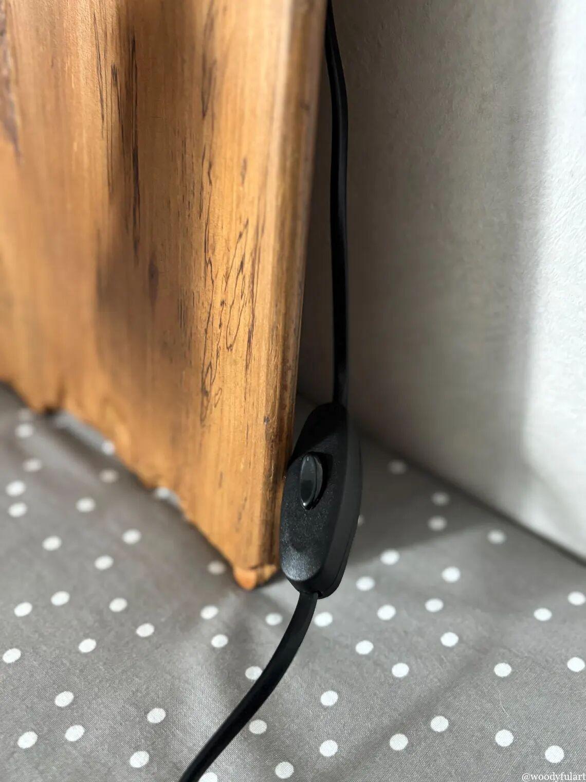 ancienne planche de skateboard recyclée luminaire mural. bois natuerel protégé avec un vernis. - recyclage skateboard - woodyfulart