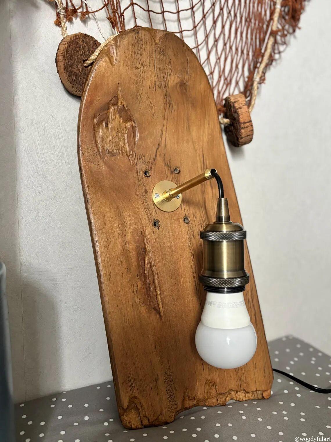 ancienne planche de skateboard recyclée luminaire mural. bois natuerel protégé avec un vernis. - recyclage skateboard - woodyfulart