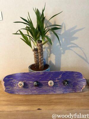 ancienne planche de skateboard recyclée porte-manteau skateboard mural. bois violet protégé avec un vernis. - recyclage skateboard - woodyfulart
