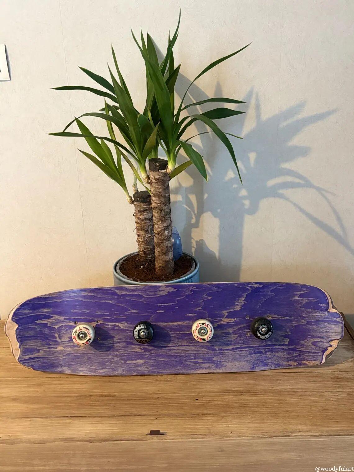 ancienne planche de skateboard recyclée porte-manteau skateboard mural. bois violet protégé avec un vernis. - recyclage skateboard - woodyfulart