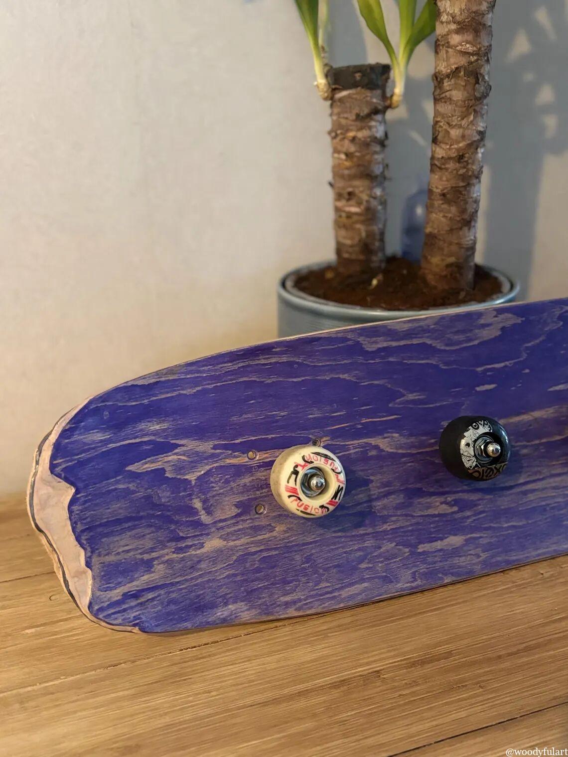 ancienne planche de skateboard recyclée porte-manteau skateboard mural. bois violet protégé avec un vernis. - recyclage skateboard - woodyfulart