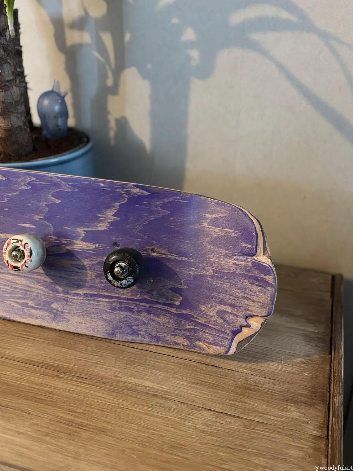 ancienne planche de skateboard recyclée porte-manteau skateboard mural. bois violet protégé avec un vernis. - recyclage skateboard - woodyfulart