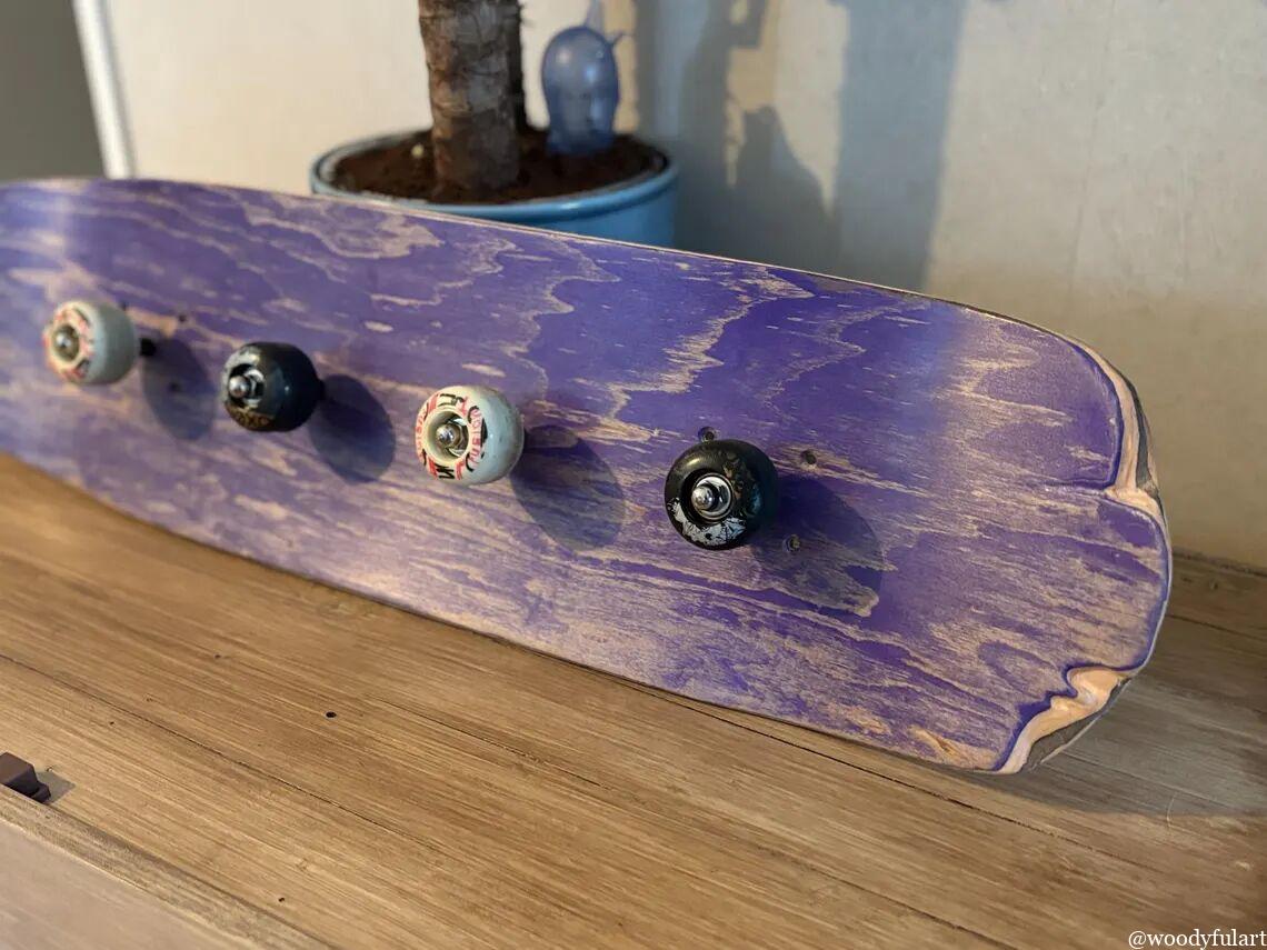 ancienne planche de skateboard recyclée porte-manteau skateboard mural. bois violet protégé avec un vernis. - recyclage skateboard - woodyfulart