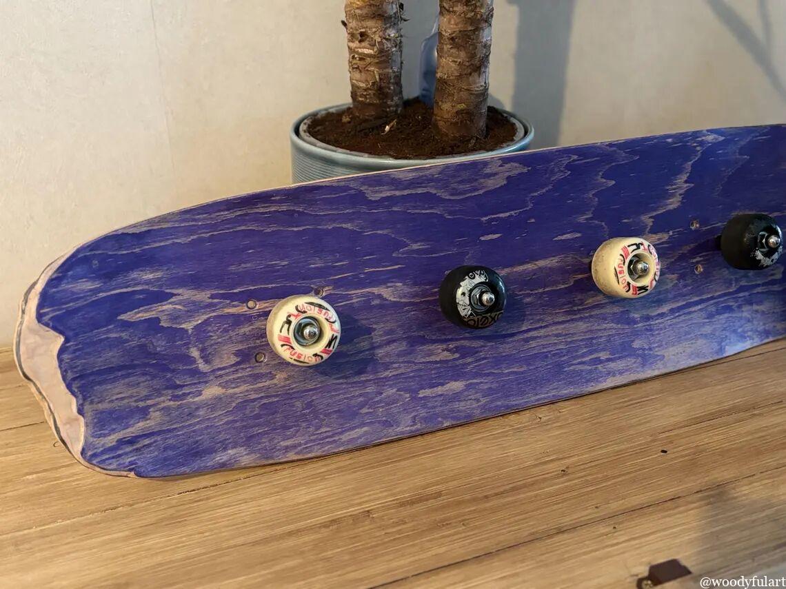ancienne planche de skateboard recyclée porte-manteau skateboard mural. bois violet protégé avec un vernis. - recyclage skateboard - woodyfulart