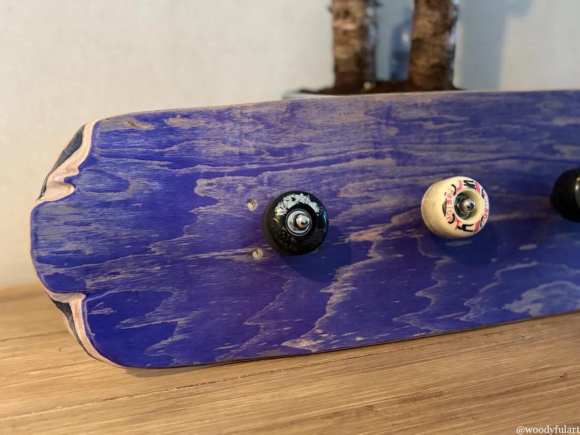 ancienne planche de skateboard recyclée porte-manteau skateboard mural. bois violet protégé avec un vernis. - recyclage skateboard - woodyfulart