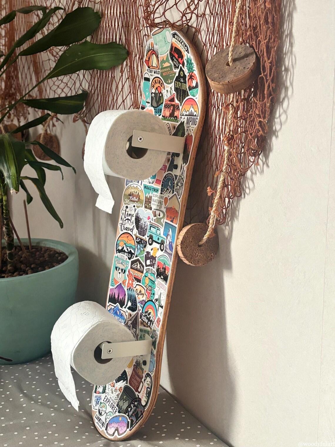 skateboard recyclé en skateboard dérouleur de papier toilette. avec stickers voyage - vue de face - recyclage woodyfulart