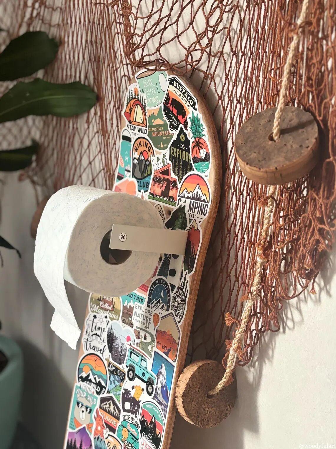 skateboard recyclé en skateboard dérouleur de papier toilette. avec stickers voyage - vue de face - recyclage woodyfulart