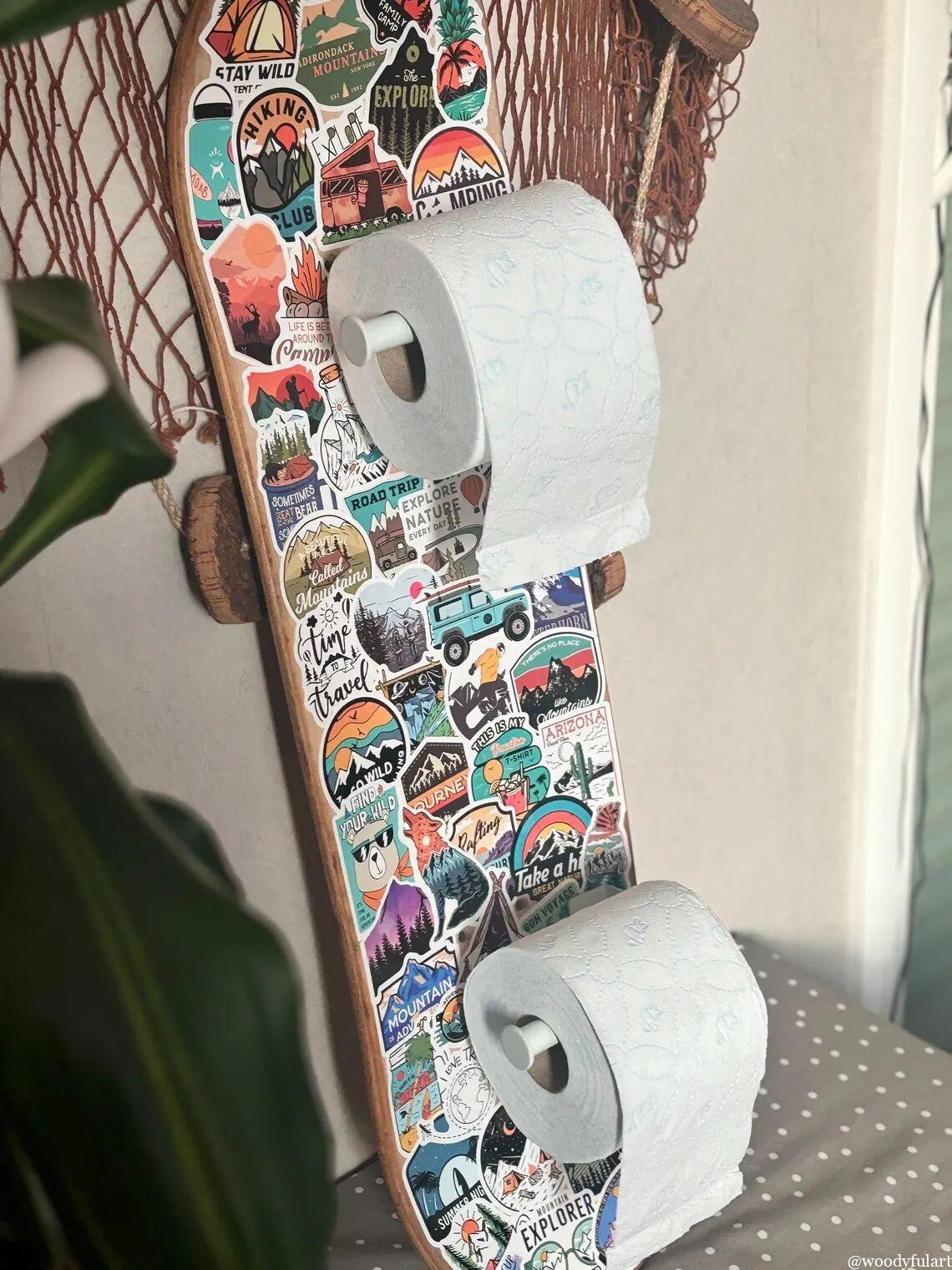 skateboard recyclé en skateboard dérouleur de papier toilette. avec stickers voyage - vue de face - recyclage woodyfulart